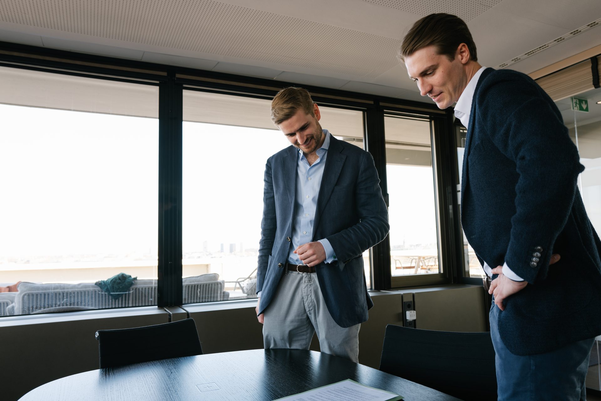 Jasper Iversen und Ferdinand Diekgräf im Büro